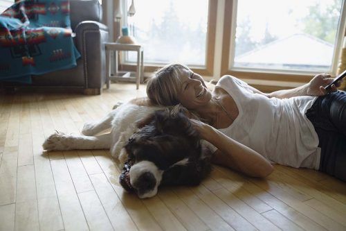 DISFRUTANTO DEL DESCANSO CON MI PERRO